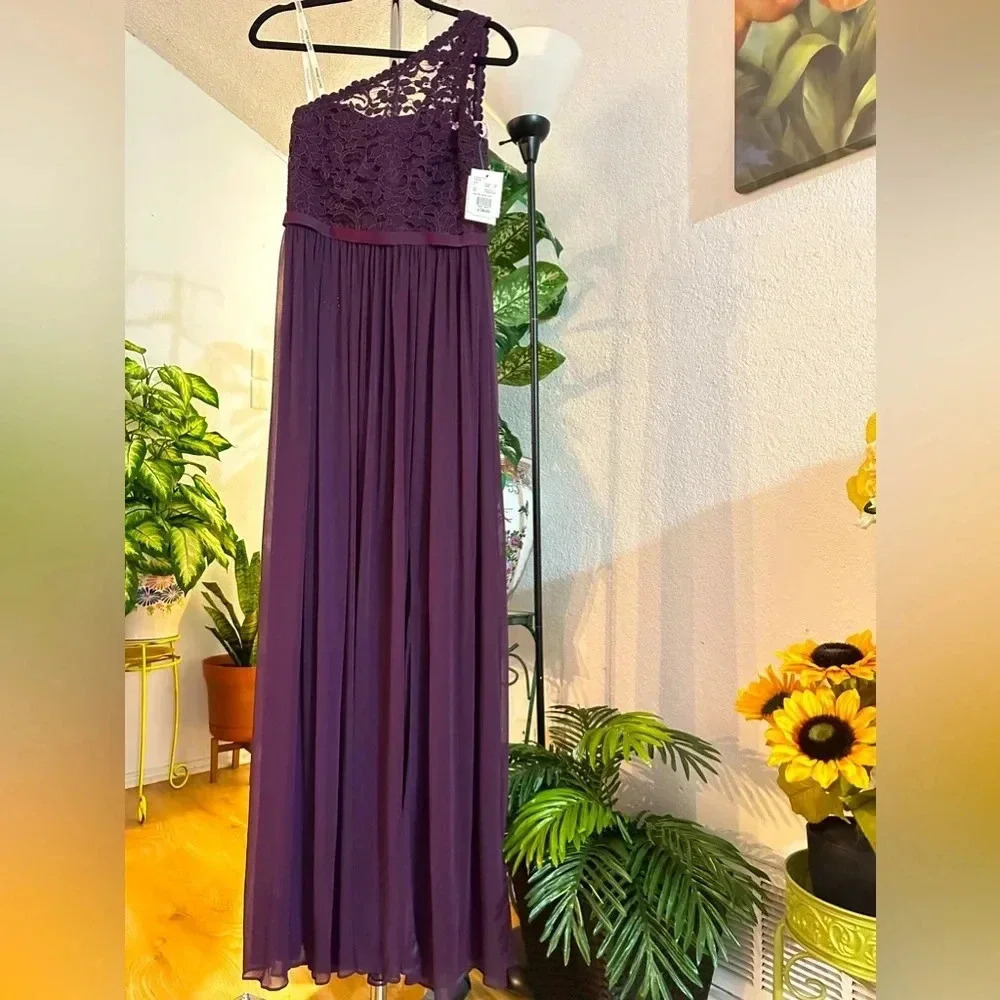 David’s Bridal body lace plum dress size 4